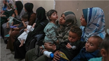 Palästinensische Frauen warten mit ihren kranken Kindern auf medizinische Versorgung in einer überfüllten Klinik in der Stadt Gaza. (Archivbild)