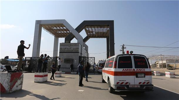 Botschaft nimmt ausgereiste Deutsche in Rafah in Empfang Palästinensische Krankenwagen am Grenzübergang in Rafah.