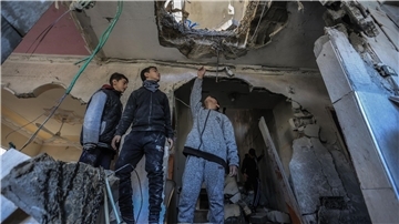 Palästinensische Männer inspizieren in Rafah ein zerstörtes Haus nach einem israelischen Bombardement.