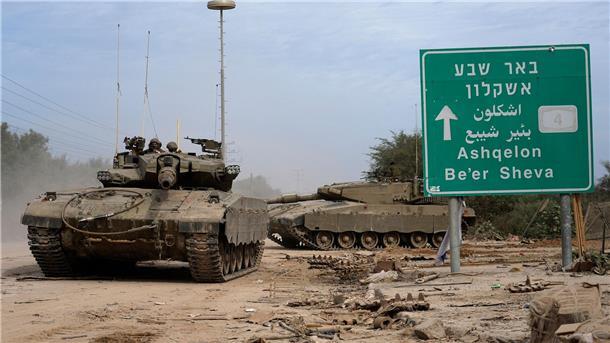 Zweite Gruppe von Geiseln freigelassen - Vier Deutsche Panzer der israelischen Armee in der Nähe der Grenze zum Gazastreifen.
