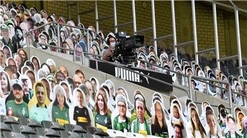 Pappaufsteller statt der Mönchengladbacher Fans: Auch in den kommenden Monaten wird es keine vollen Stadien geben.