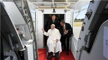 Papst Franziskus beim Einstiegen ins einzige größere Flugzeug von Aero Dili.