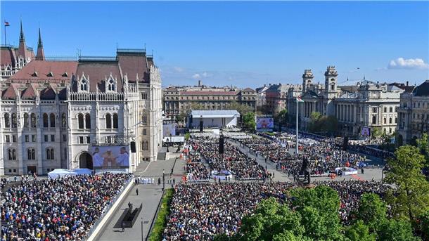 Papst Franziskus feiert die Heilige Messe auf dem Kossuth Lajos Platz.