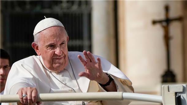 Papst Franziskus grüßt zum Abschluss seiner wöchentlichen Generalaudienz auf dem Petersplatz.