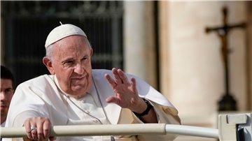 Papst Franziskus grüßt zum Abschluss seiner wöchentlichen Generalaudienz auf dem Petersplatz.