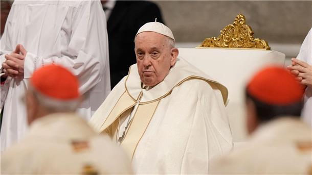 Papst weist Kritik an Segnungen homosexueller Paare zurück Papst Franziskus hatte kurz vor Weihnachten überraschend erlaubt, dass katholische Priester im Grundsatz „Paaren in irregulären Situationen und gleichgeschlechtlichen Paaren“ ihren Segen geben dürfen - allerdings nur unter strikten Bedingungen.