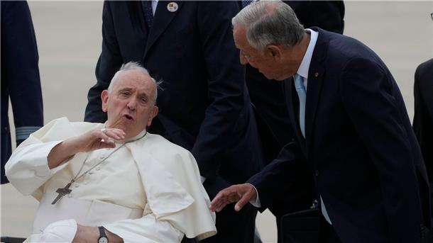 Papst Franziskus ist in Lissabon gelandet, um dort am Weltjugendtag der katholischen Kirche (WJT) teilzunehmen.