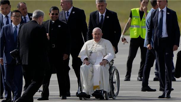 Papst Franziskus für Mongolei-Besuch in Ulan Bator gelandet Papst Franziskus kommt auf dem internationalen Flughafen Chinggis Khaan an.