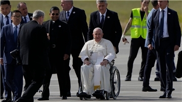 Papst Franziskus kommt auf dem internationalen Flughafen Chinggis Khaan an.