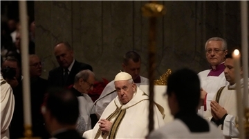 Papst Franziskus kommt im Petersdom an, um die Heiligabendmesse zu leiten.