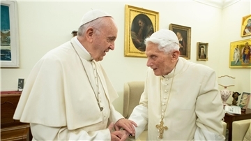 Papst Franziskus (l) und der emeritierte Papst Benedikt XVI. unterhalten sich im Dezember 2018 im Kloster „Mater Ecclesiae“.