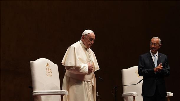 Papst Franziskus (mit Präsident Marcelo Rebelo de Sousa, r) hält sich für eine fünftägige Pilgerreise in Portugal auf.