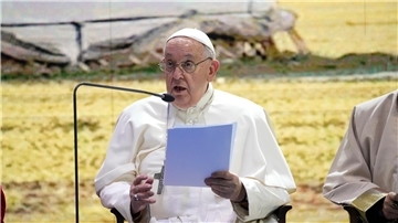 Papst Franziskus spricht während eines Treffens mit religiösen Führern auf dem Gelände des Hun Theatre in the Sky Resort etwa 15 Kilometer südlich der mongolischen Hauptstadt Ulaanbaatar.