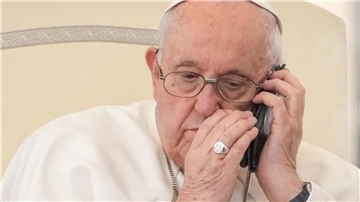 Papst Franziskus telefonierte laut Vatikan auch mit einer Frau, deren kleinen Sohn Miguel Angel er Ende März getauft hatte.
