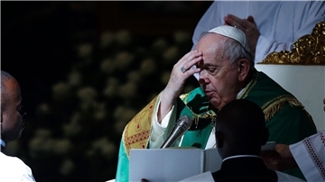 Papst Franziskus während einer Messe für die kongolesische Gemeinschaft im Petersdom.