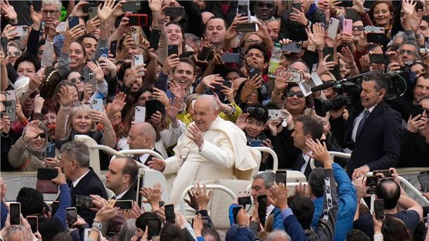 Papst Franziskus winkt den Gläubigen zu, nachdem er die Ostermesse auf dem Petersplatz zelebriert hat.