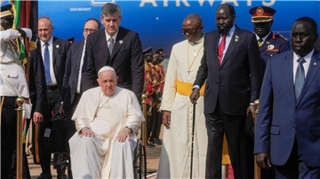 Papst Franziskus wird vom südsudanesischen Präsidenten Salva Kiir (3.v.r) auf dem Flughafen von Juba empfangen.
