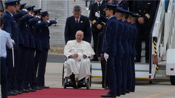 Papst Franziskus wird von der Ehrengarde bei seiner Ankunft am Flugplatz Figo Maduro in Lissabon begrüßt.