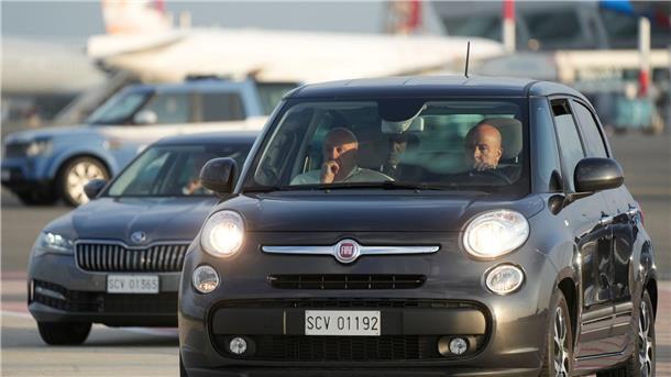 Bilder des Tages Papst im Cinquecento: Papst Franziskus (l) trifft in einem Auto (Fiat 500) auf dem internationalen Flughafen Fiumicino Leonardo da Vinci bei Rom ein, um nach Luxemburg zu fliegen.