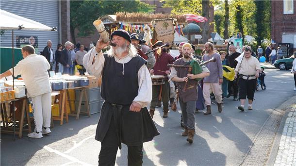 Mittelalterparade: Verkleidete Menschen ziehen im Pulk durch die Straßen