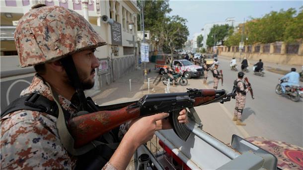 Mindestens 26 Tote bei Anschlägen vor Wahlen in Pakistan Paramilitärische Soldaten stehen Wache: Die Lage vor den Wahlen in Pakistan mit mehr als 240 Millionen Einwohnern ist angespannt.