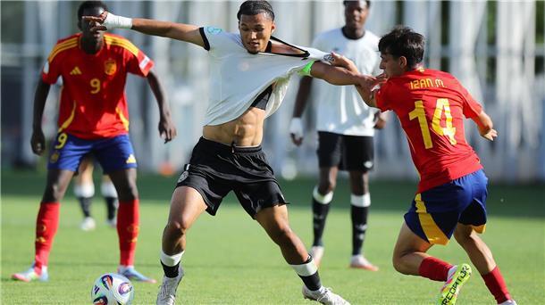 Vogelwildes Halbfinale: DFB-Junioren verpassen EM-Endspiel Paris Brunner musste sich gegen die Spanier zur Wehr setzen.