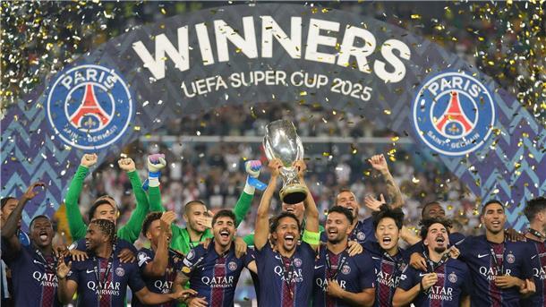 „Mobbing“: Torwart-Streit überlagert Pariser Supercup-Sieg Paris Saint-Germain feiert den Gewinn des europäischen Supercups.