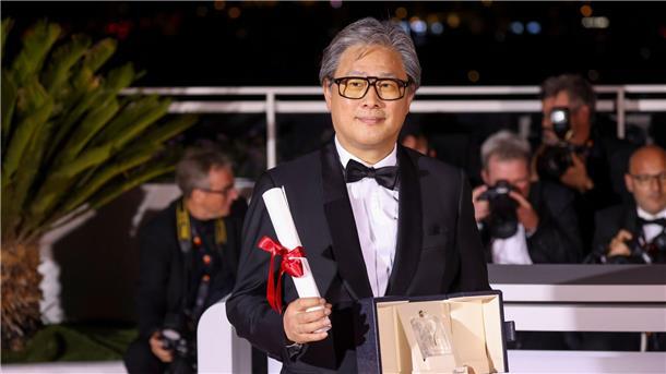 „Die Frau im Nebel“: Regiepreis in Cannes für Park Chan-wook Park Chan-wook ist in Cannes für die beste Regie ausgezeichnet worden.