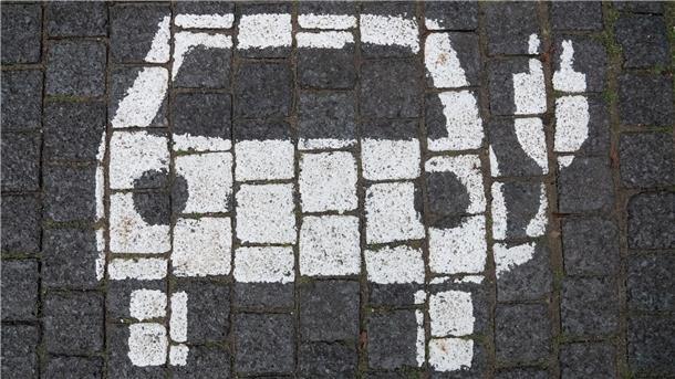 Parkplatz für Elektroautos. Jeder siebte Pkw in den Fuhrparks der Firmen war im vergangenen Jahr ein E-Auto.