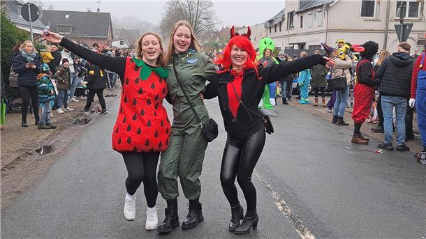 Die schönsten Fotos vom Karneval in Wehdel: Was für ein bunter Umzugstrubel Party auf der Straße: Schick und bunt sind die Kostüme beim Karneval in Wehdel.