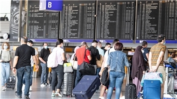 Passagiere auf dem Flughafen in Frankfurt am Main. Wer aus China einreist, muss sich auf Corona testen lassen.