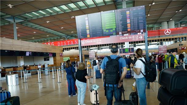 Check-in mit Papier und Stift: Cyberangriff auf Flughäfen Passagiere müssen am Flughafen BER Geduld mitbringen.