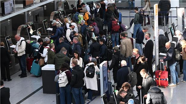 Passagiere sind im Flughafen München im Terminal 2 zu sehen. 