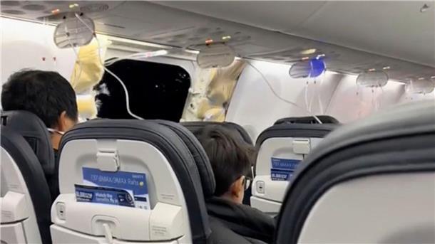 Kabinenteil im Flug abgerissen - Boeings am Boden Passagiere sitzen in der Boeing 737-9 Max in der Nähe des abgerissenen Kabinenteils samt Fenster.
