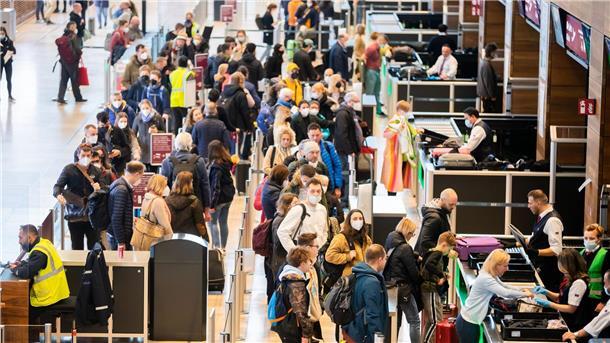 Flughäfen erwarten an Pfingsten 2,5 Millionen Passagiere Passagiere stehen am Flughafen Berlin Brandenburg „Willy Brandt“ (BER) vor der Sicherheitskontrolle Schlange.