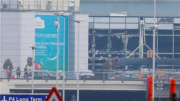Terroranschläge in Brüssel: Urteile im Mammutprozess Passagiere und Flughafen-Mitarbeiter werden am 22.03.2016 nach einem Anschlag auf den Flughafen von Brüssel evakuiert. Im Mammutprozess gibt es ein Urteil.