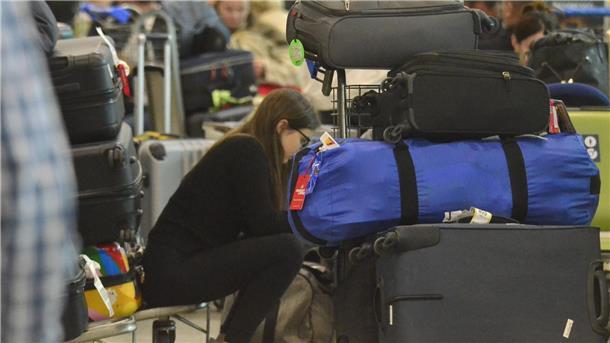 Notlandung in Brasilien nach Turbulenzen - mehrere Verletzte Passagiere warten im Flughafen von Natal nach einer Notlandung.
