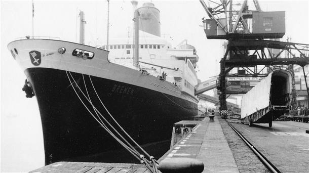Passagierschiff „Bremen“ von 1959 an der Columbuskaje.
