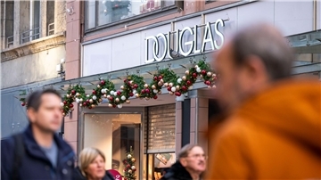 Passanten gehen in der Innenstadt von Dortmund: Douglas macht gute Geschäfte.
