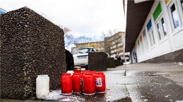 Messerattacken von Duisburg: Generalbundesanwalt übernimmt Passanten haben am Tatort Kerzen in der Duisburger Altstadt niedergelegt.