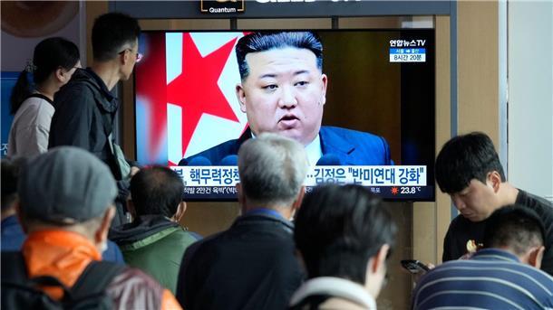 Nordkorea will anscheinend wieder Waffenplutonium gewinnen Passanten im Bahnhof von Seoul schauen einen Fernsehbeitrag über Nordkoreas Machthaber Kim Jong Un.