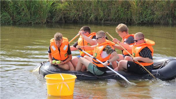 Zeltlager der Jugendwehren in Ovelgönne: Feucht-fröhlicher Spaß im Schlauchboot Passend zu den hochsommerlichen Temperaturen: Ein Bootswettbewerb stand jetzt beim großen Zeltlager der Jugendfeuerwehren in Ovelgönne auf dem Programm.