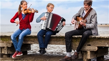 Passend zum Veranstaltungsort „Cultimo“: Das Trio „DreyBartLang“ sorgt für eine musikalische Reise durchs Moor.