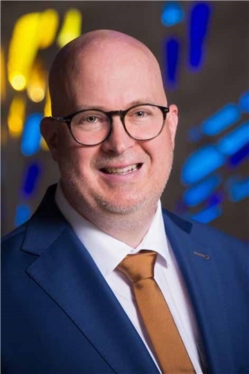 Ein Mann mit Brille
