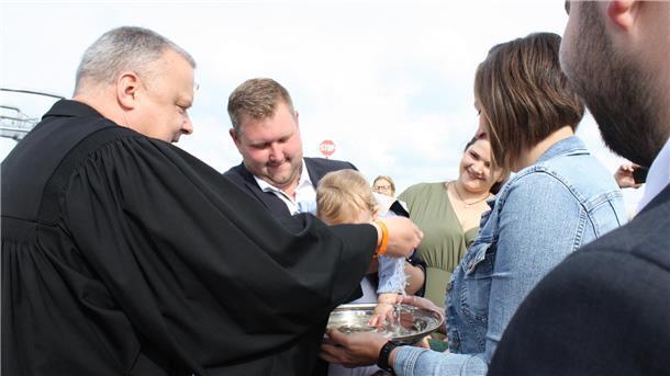 Pastor Clemens Bloedhorn (links) wa¨hrend der Taufe. 