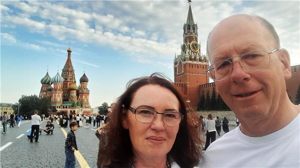 Als deutscher Pastor in Putins Reich Pastor Fridtjof Amling und seine Frau Galina auf dem Roten Platz in Moskau. Die beiden sind zum zweiten Mal in die russische Hauptstadt gezogen.