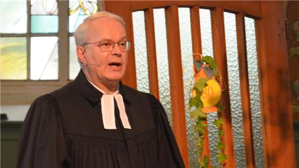 Beeindruckender Geburtstag: 80 Jahre Kita St. Liborius Pastor Gerhard Schäfer predigt über die Tür.