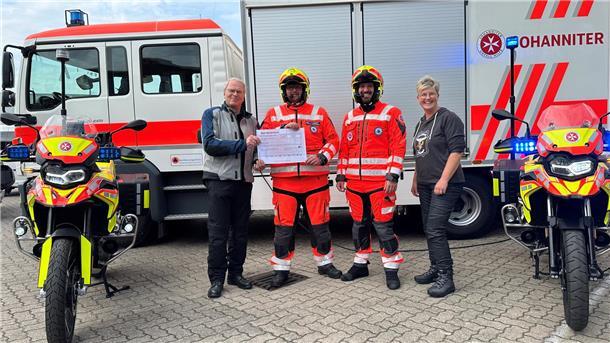 Motorradgottesdienst-Kollekte: Hilfe für Helfer auf zwei Rädern Pastor Gerhard Schäfer und Martina Schröder übergeben die Spende.