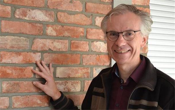 Pastor Martin Knapmeyer aus Zeven spricht beim Gemeindenachmittag in Rhade.