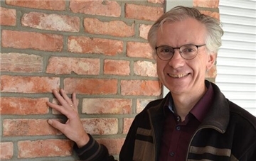Pastor Martin Knapmeyer aus Zeven spricht beim Gemeindenachmittag in Rhade.